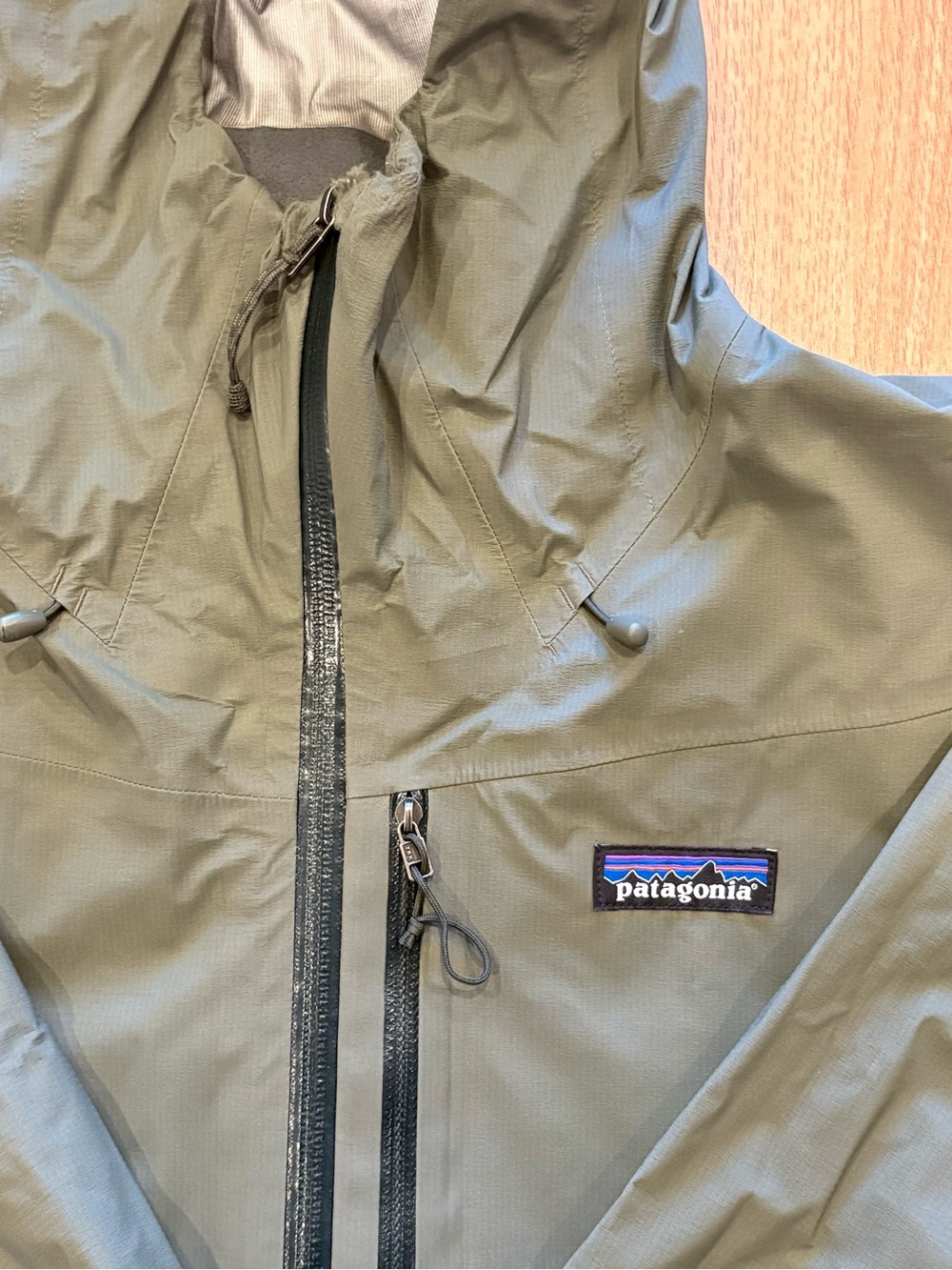Patagonia Moss Green Hooded Rain Shell - Picture 4 of 6